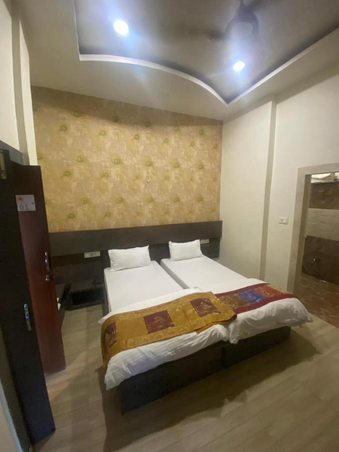 Dwivedi Hotels Sri Omkar Palace Varanasi Exterior foto