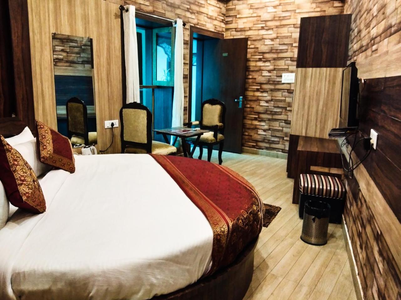 Dwivedi Hotels Sri Omkar Palace Varanasi Exterior foto